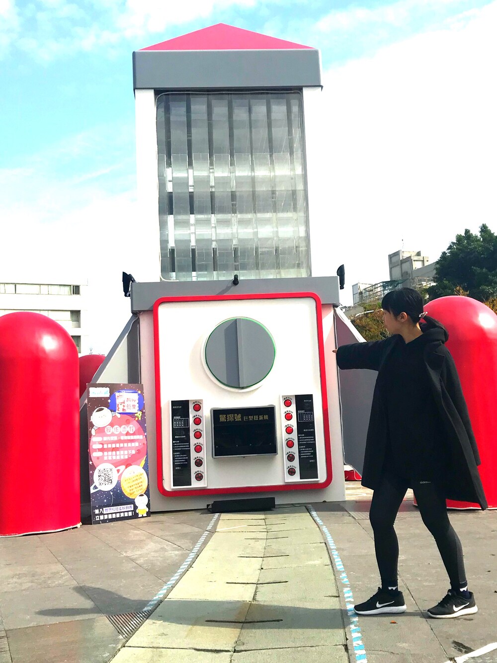 「NIKEのアイテム（スニーカー、ブラック系）」を使った、kuozuchiehさん（レディース・170cm）の冬コーディネートの1枚目の写真