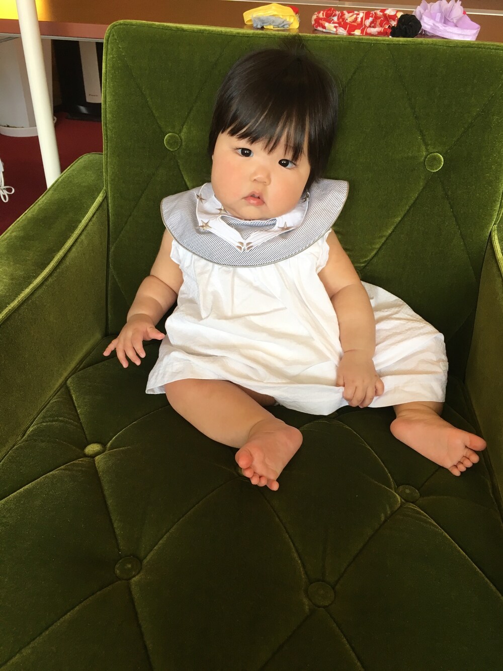 ホワイト系のロンパース、グレー系のスタイ/よだれかけを着用したキッズの夏コーディネートの1枚目の写真