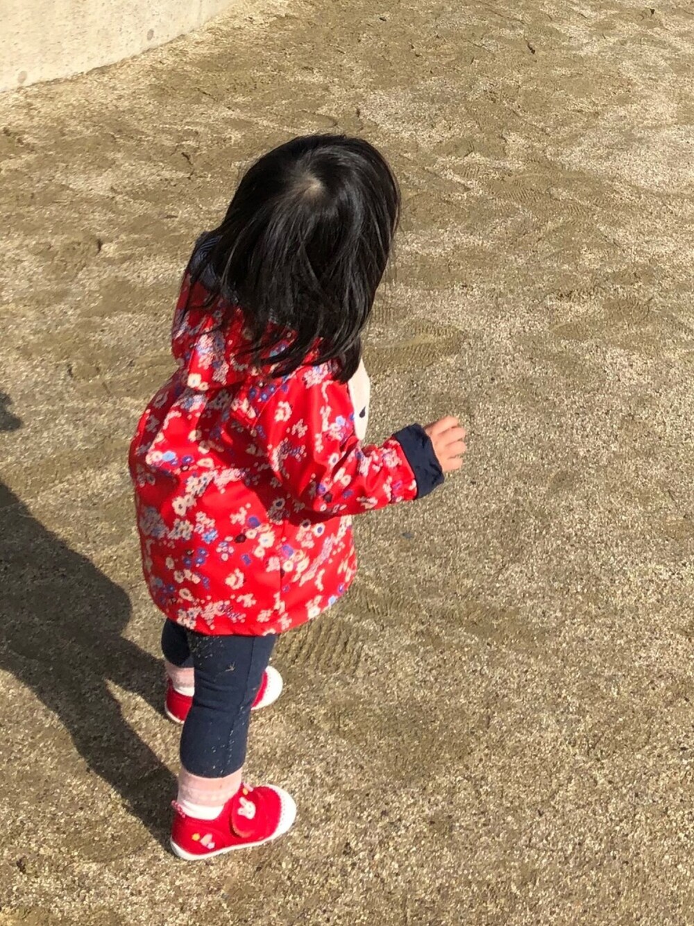 「公園、1歳2ヶ月、ベビーコーデ」｜「PETIT BATEAUのアイテム（ナイロンジャケット、レッド系）」を使った、hikarin0301さん（キッズ・80cm）の冬コーディネートの1枚目の写真