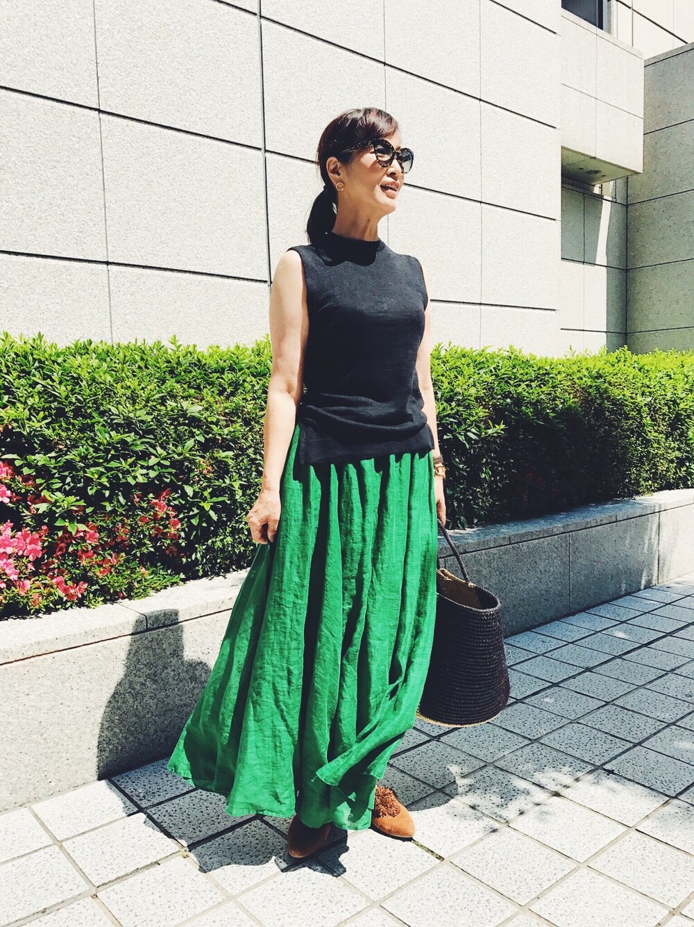 「夏、outfit、通勤コーデ、グリーン、グリーンコーデ、スカート、スカートスタイル、マキシスカート、オトナカジュアル、オトナ女子」｜「ENFOLDのアイテム（ニット/セーター、ブラック系）」を使った、la gracieuxさん（レディース・168cm）の夏コーディネートの1枚目の写真