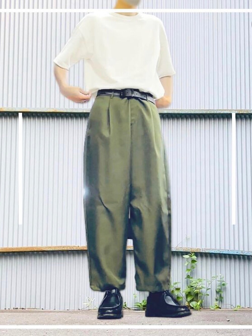 「モード、ハイウエスト、タックイン、白Tシャツ、ベルト、ワイドパンツ、ワイドシルエット、革靴、シンプルコーデ、グリーン」｜「GUのアイテム（Tシャツ/カットソー、ホワイト系）」を使った、まいこさん（メンズ・183cm）の夏コーディネートの1枚目の写真
