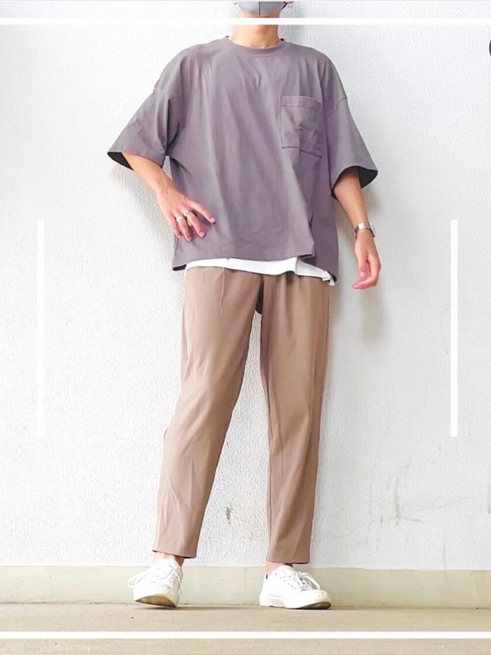 「グレー、夏セールで買いました、グレーTシャツ、レイヤードスタイル、レイヤード、ベージュ、ベージュパンツ、白スニーカー、ベージュコーデ、グレーコーデ」｜「GUのアイテム（Tシャツ/カットソー、グレー系）」を使った、まいこさん（メンズ・183cm）の夏コーディネートの1枚目の写真