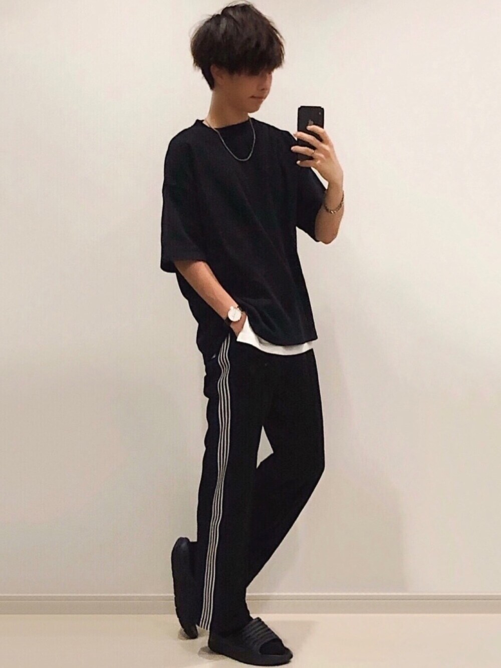 ブラック系のTシャツ/カットソー、ホワイト系のタンクトップ、その他のパンツを着用したメンズの秋コーディネートの1枚目の写真