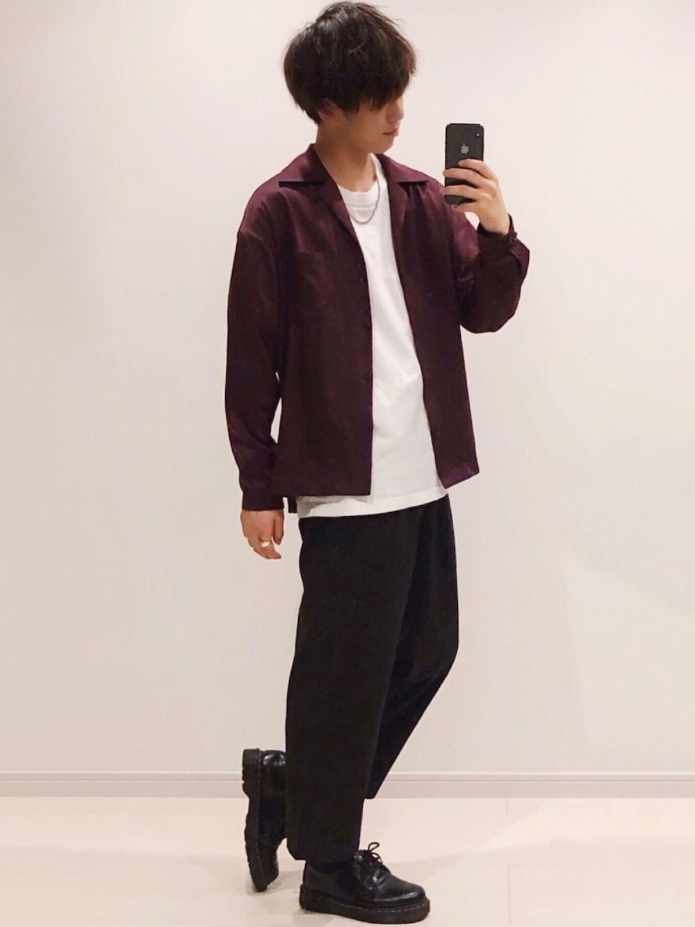 「秋コーデ、シンプルコーデ、キレイめ、シャツスタイル、白Tシャツ、ワイドパンツ、スラックス、革靴、シルバーアクセサリー、レイヤードスタイル」｜「LIDNMのダブルサテンオープンカラーシャツ（シャツ/ブラウス、パープル系）」を使った、たいち / モテ男製造機 さん（メンズ・170cm）の秋コーディネートの1枚目の写真