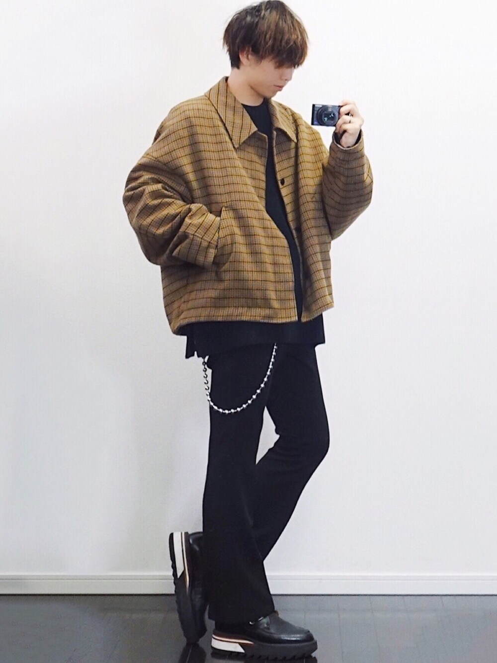 「チェック柄に恋してる、チェック、秋コーデ、オーバーサイズ、キレイめ、ブラック、ニット、フレアパンツ、革靴、シルバーアクセサリー」｜「LIDNMのOVERSIZED CHECK OUTER（ブルゾン、ベージュ系）」を使った、たいち / モテ男製造機 さん（メンズ・170cm）の秋コーディネートの1枚目の写真