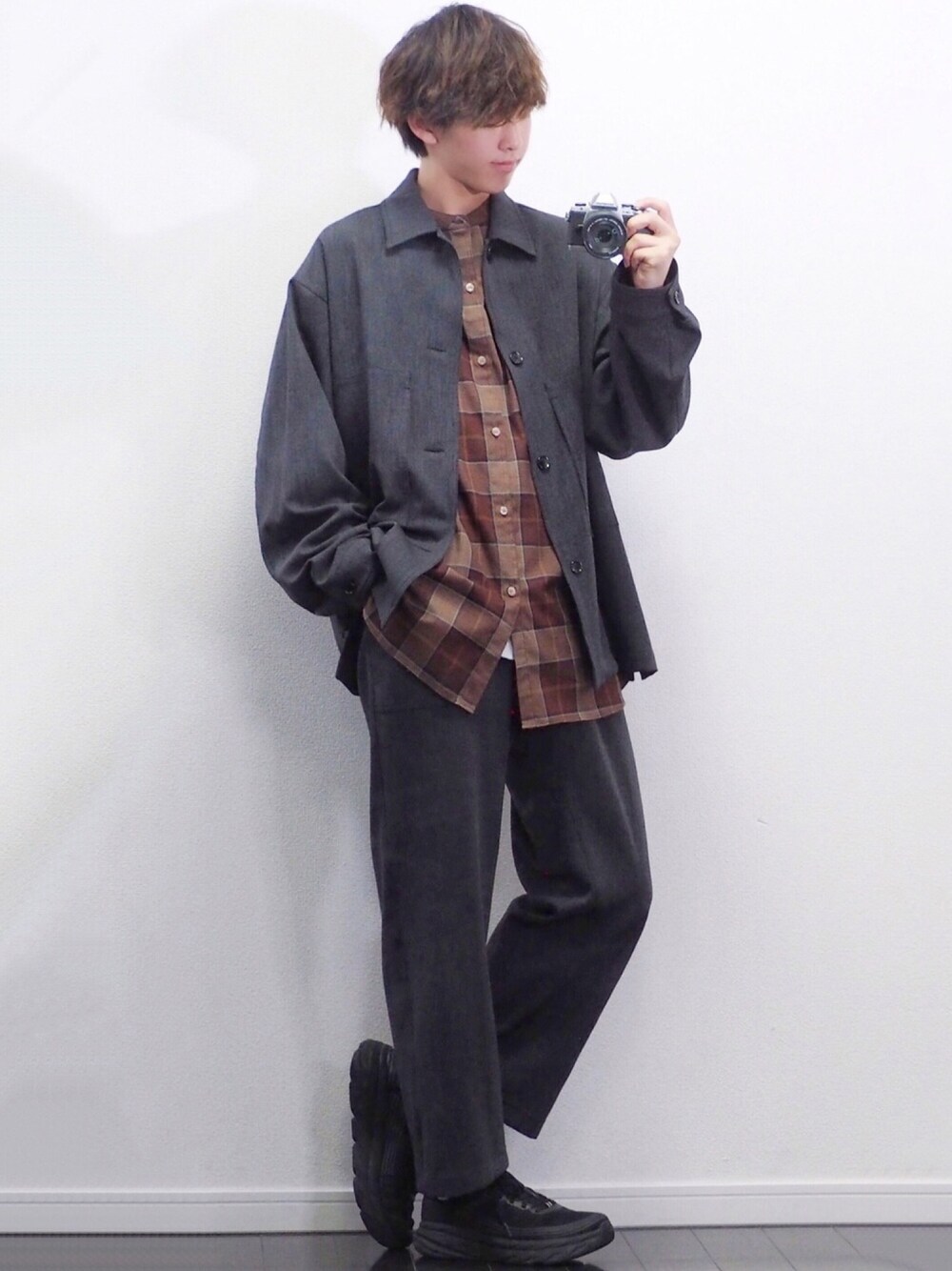 グレー系のテーラードジャケット、ブラウン系のシャツ/ブラウス、ホワイト系のTシャツ/カットソーを着用したメンズの秋コーディネートの1枚目の写真