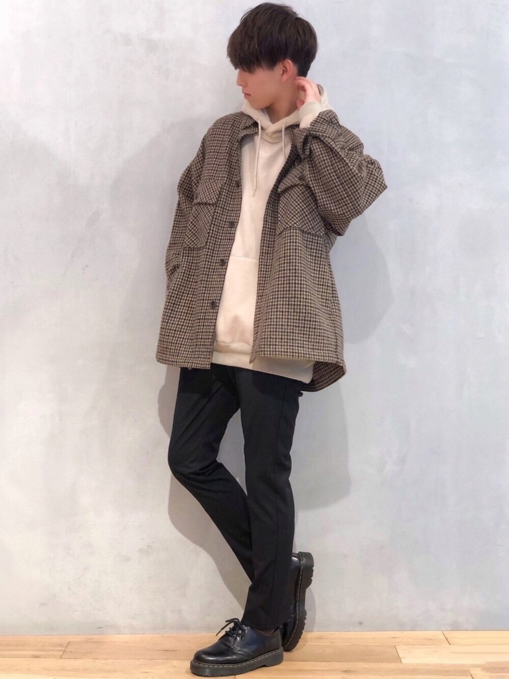 ベージュ系のその他アウター、ベージュ系のパーカー、ホワイト系のTシャツ/カットソーを着用したメンズの冬コーディネートの1枚目の写真