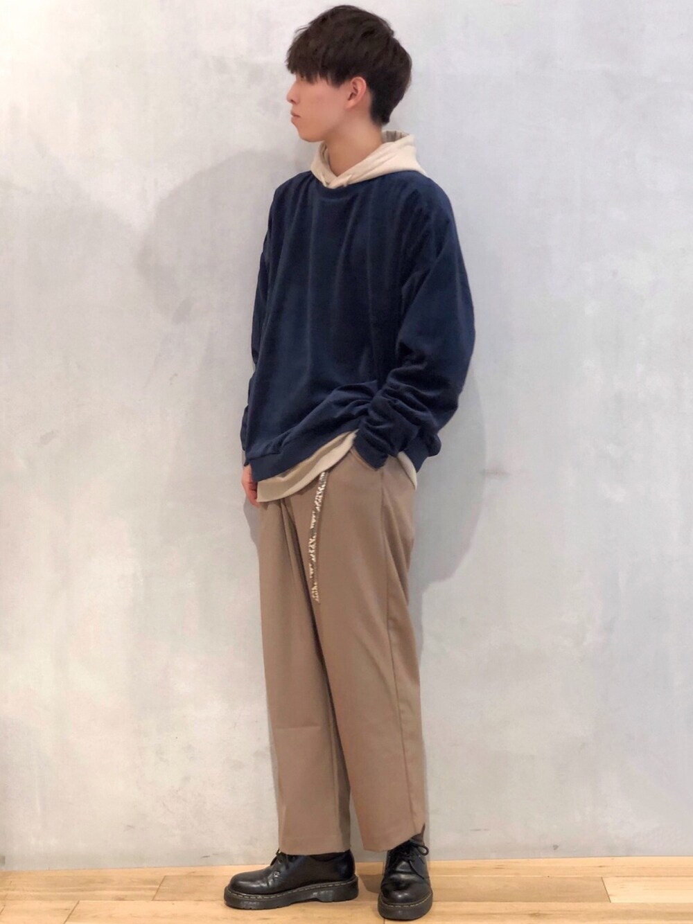 ブルー系のスウェット、ベージュ系のパーカー、ホワイト系のTシャツ/カットソーを着用したメンズの冬コーディネートの1枚目の写真