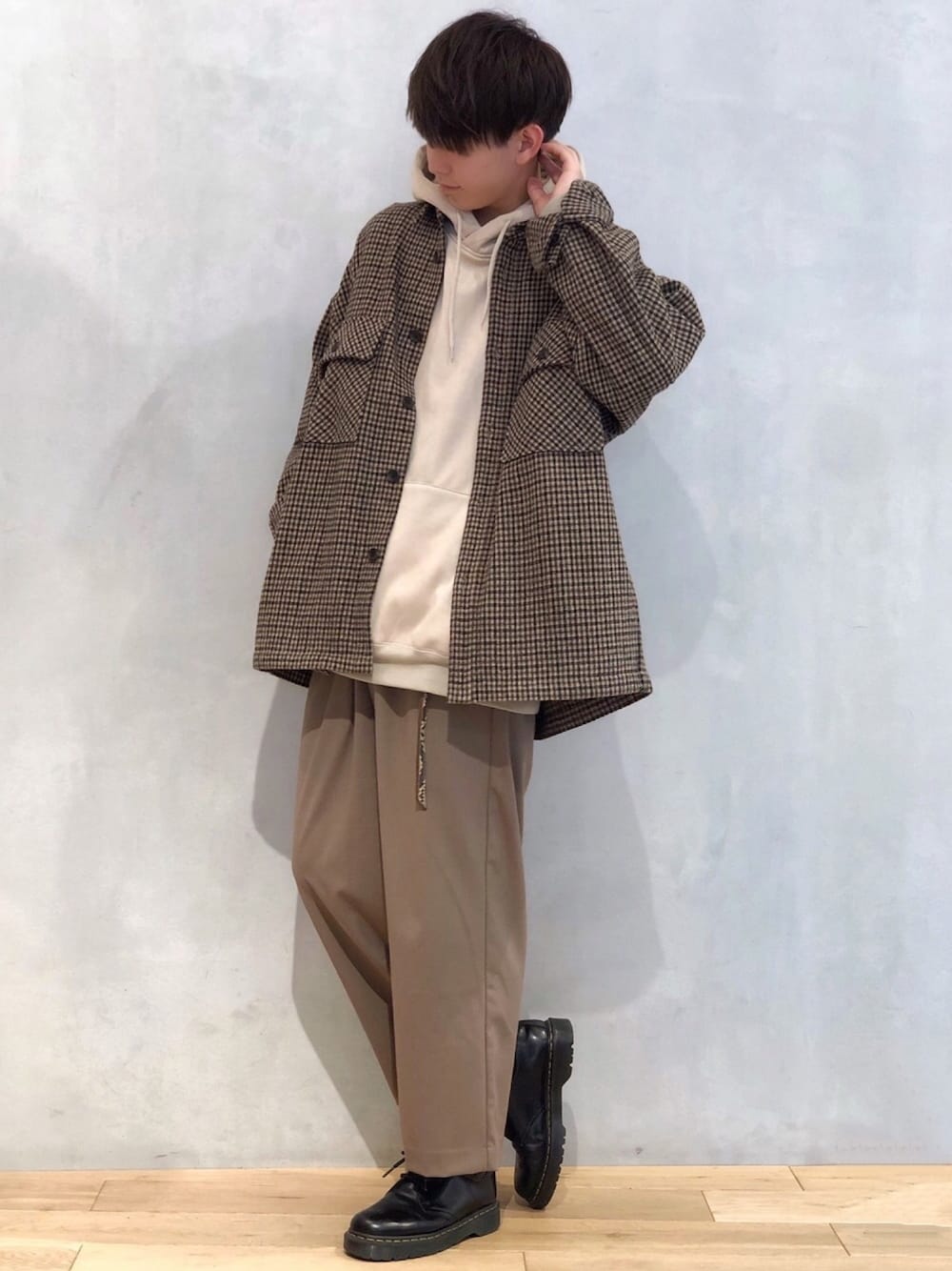 「大人カジュアル、オーバーサイズ、シンプル、キレイめ、ベージュ、ワントーンコーデ、冬コーデ、パーカー、スラックス、冬アウター着回しチャレンジ」｜「SENSE OF PLACE by URBAN RESEARCHのチェックCPOジャケット（その他アウター、ベージュ系）」を使った、たいち / モテ男製造機 さん（メンズ・170cm）の冬コーディネートの1枚目の写真