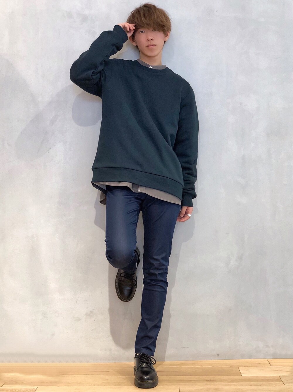 グリーン系のスウェット、グレー系のシャツ/ブラウス、ホワイト系のTシャツ/カットソーを着用したメンズの冬コーディネートの1枚目の写真