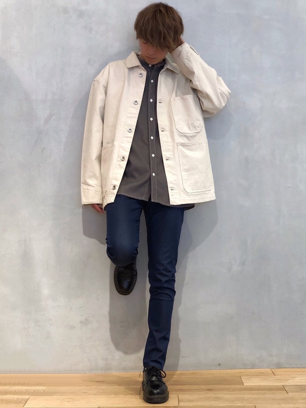 ホワイト系のその他アウター、グレー系のシャツ/ブラウス、ホワイト系のTシャツ/カットソーを着用したメンズの冬コーディネートの1枚目の写真