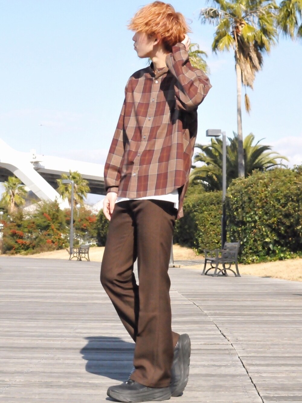 ブラウン系のシャツ/ブラウス、ホワイト系のタンクトップ、ブラウン系のその他パンツを着用したメンズの冬コーディネートの1枚目の写真