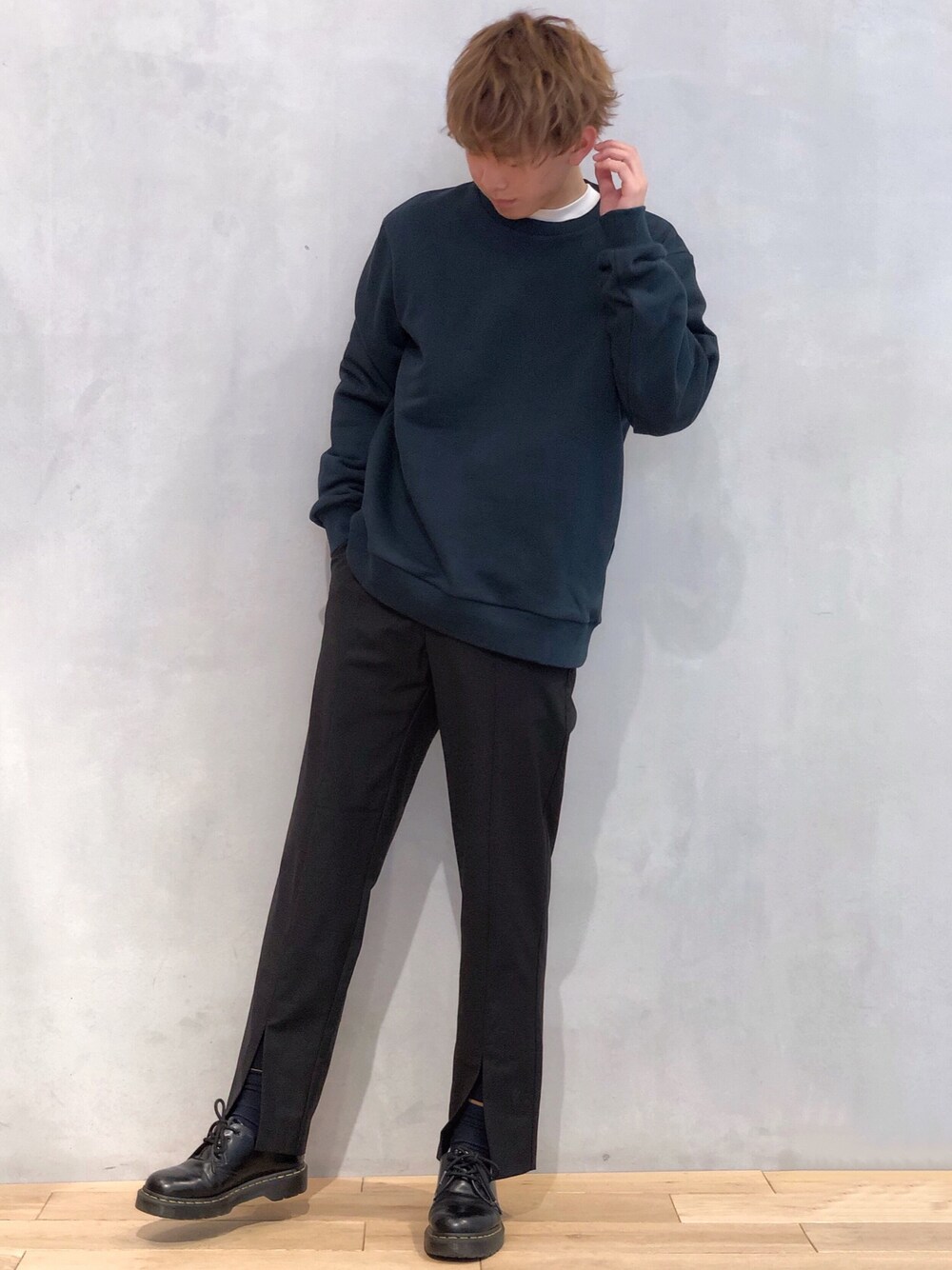 グリーン系のスウェット、ホワイト系のTシャツ/カットソー、ブラック系のその他パンツを着用したメンズの春コーディネートの1枚目の写真