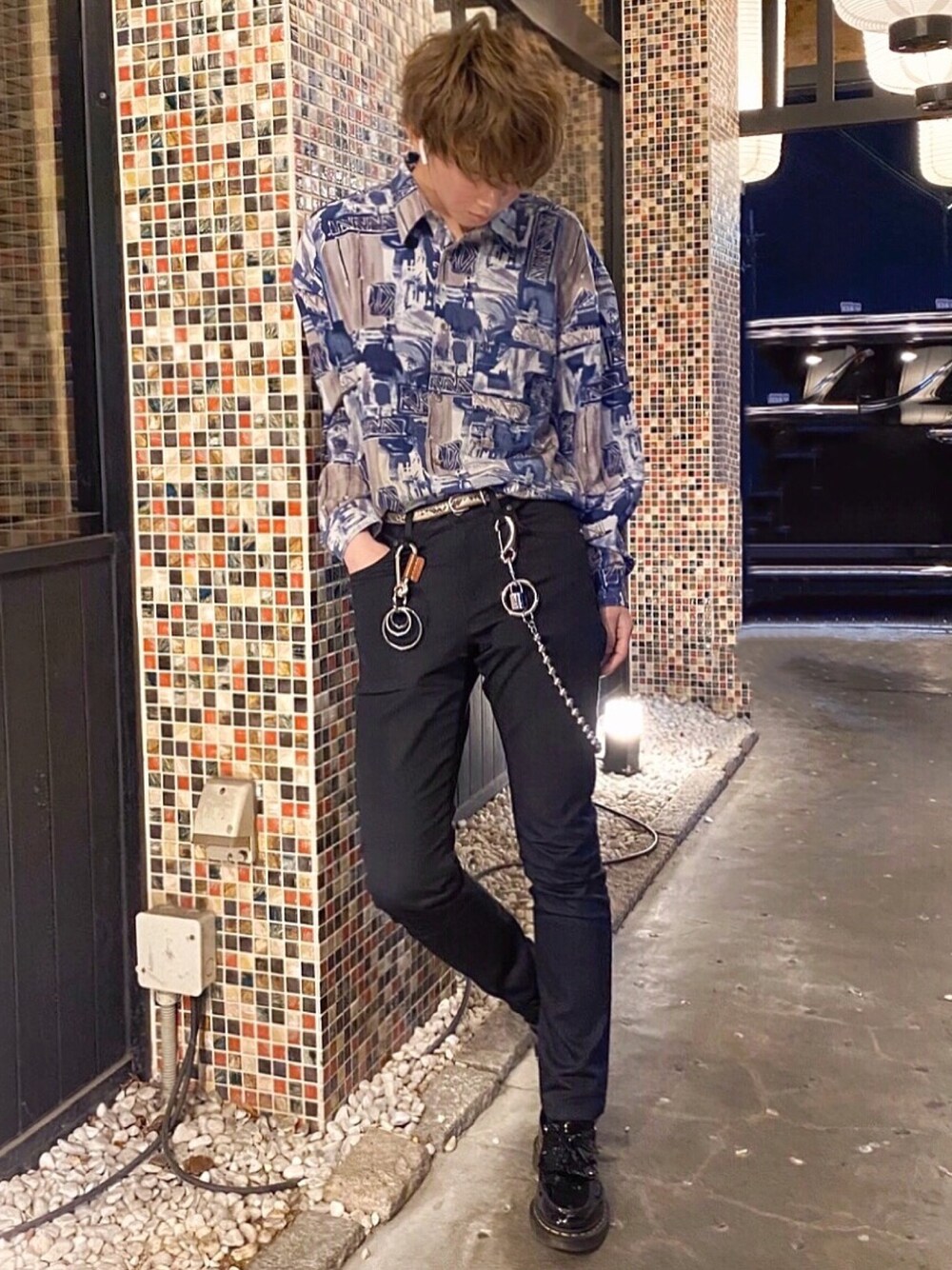 ブルー系のシャツ/ブラウス、ホワイト系のTシャツ/カットソー、ブラック系のデニムパンツを着用したメンズの春コーディネートの1枚目の写真