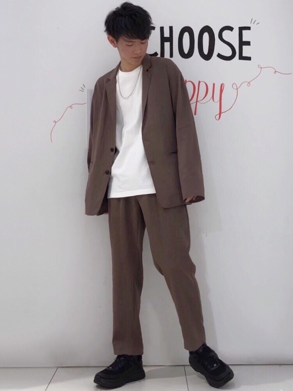 ベージュ系のその他アウター、ホワイト系のTシャツ/カットソー、ベージュ系のその他パンツを着用したメンズの春コーディネートの1枚目の写真