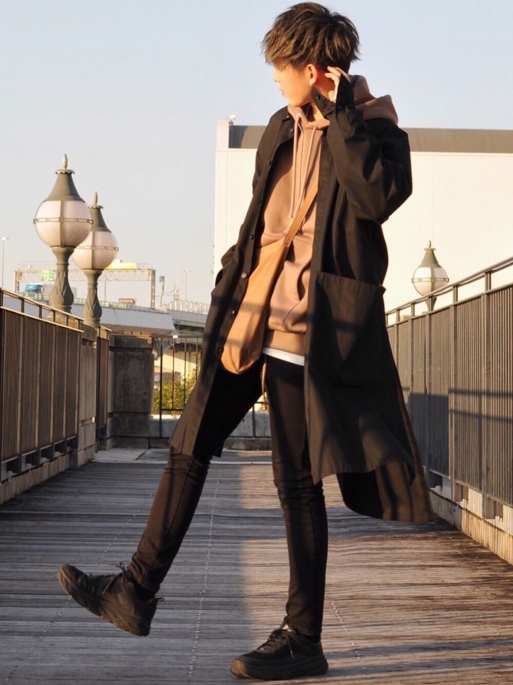 ブラック系のその他アウター、ブラウン系のパーカー、ホワイト系のTシャツ/カットソーを着用したメンズの春コーディネートの1枚目の写真