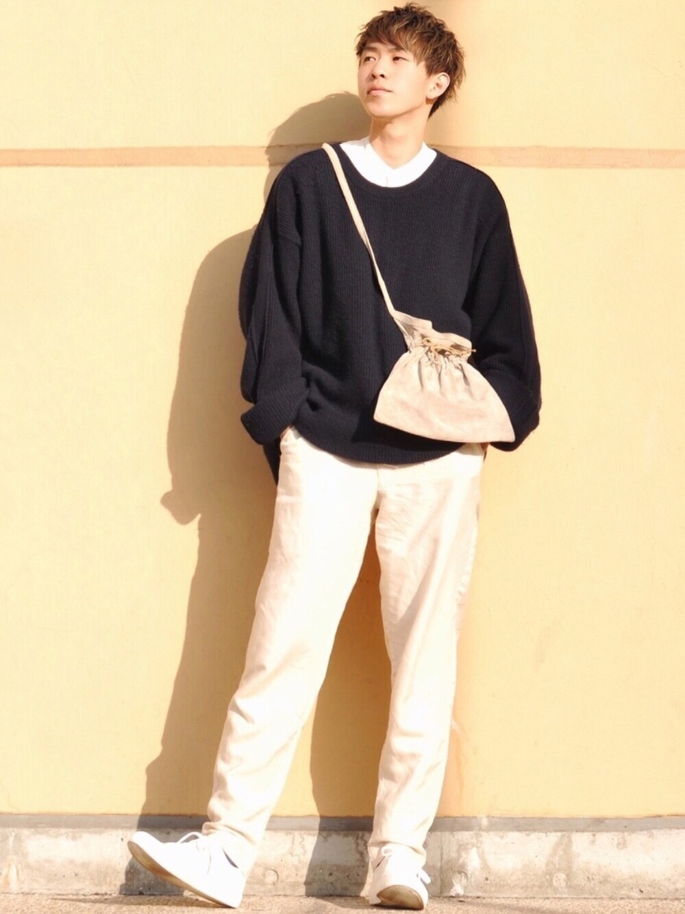 ブルー系のニット/セーター、ホワイト系のシャツ/ブラウス、ホワイト系のTシャツ/カットソーを着用したメンズの春コーディネートの1枚目の写真