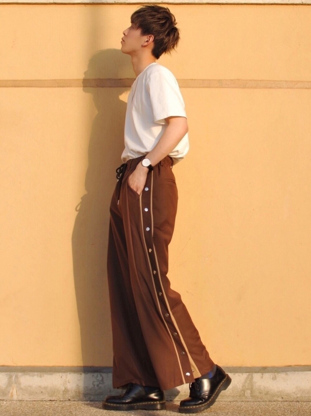 ホワイト系のTシャツ/カットソー、ブラウン系のスラックス、ブラック系のドレスシューズを着用したメンズの春コーディネートの1枚目の写真