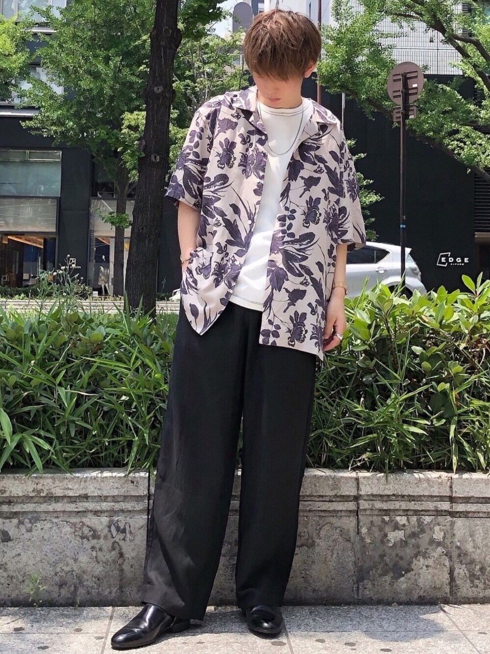 「夏コーデ、シンプルコーデ、柄シャツ、オーバーサイズ、ワイドパンツ、ブラック、白Tシャツ、カジュアルコーデ、シャツスタイル、きれいめカジュアル」｜「SENSE OF PLACE by URBAN RESEARCHのボタニカルオープンカラーシャツ(5分袖)（シャツ/ブラウス、ベージュ系）」を使った、たいち / モテ男製造機 さん（メンズ・170cm）の夏コーディネートの1枚目の写真
