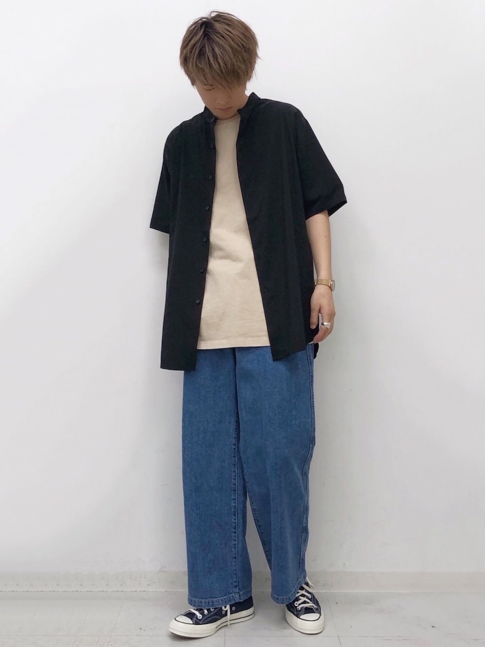 ブラック系のシャツ/ブラウス、ベージュ系のTシャツ/カットソー、ブルー系のその他パンツを着用したメンズの夏コーディネートの1枚目の写真