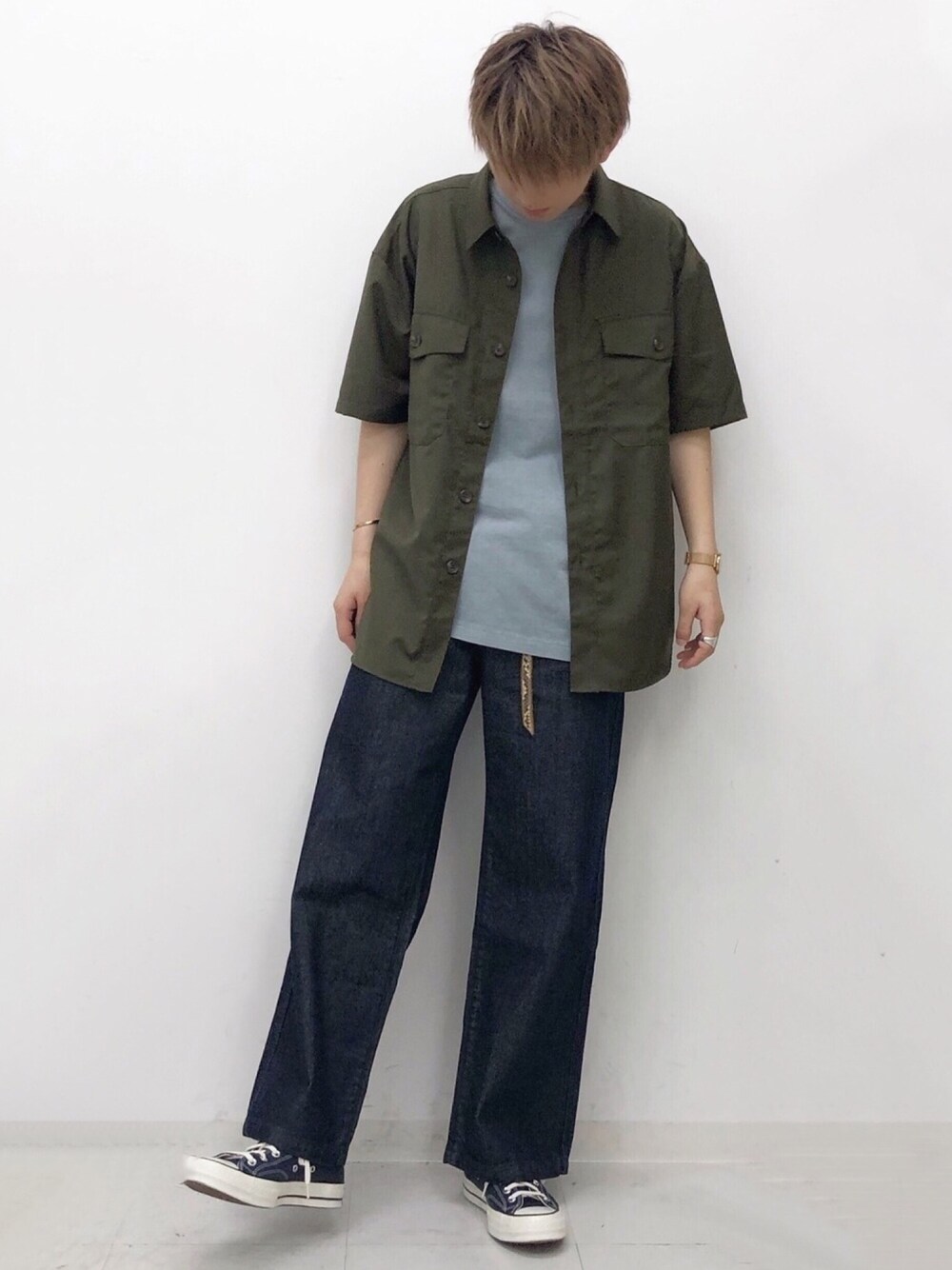 グリーン系のシャツ/ブラウス、ブルー系のTシャツ/カットソー、ブルー系のその他パンツを着用したメンズの夏コーディネートの1枚目の写真