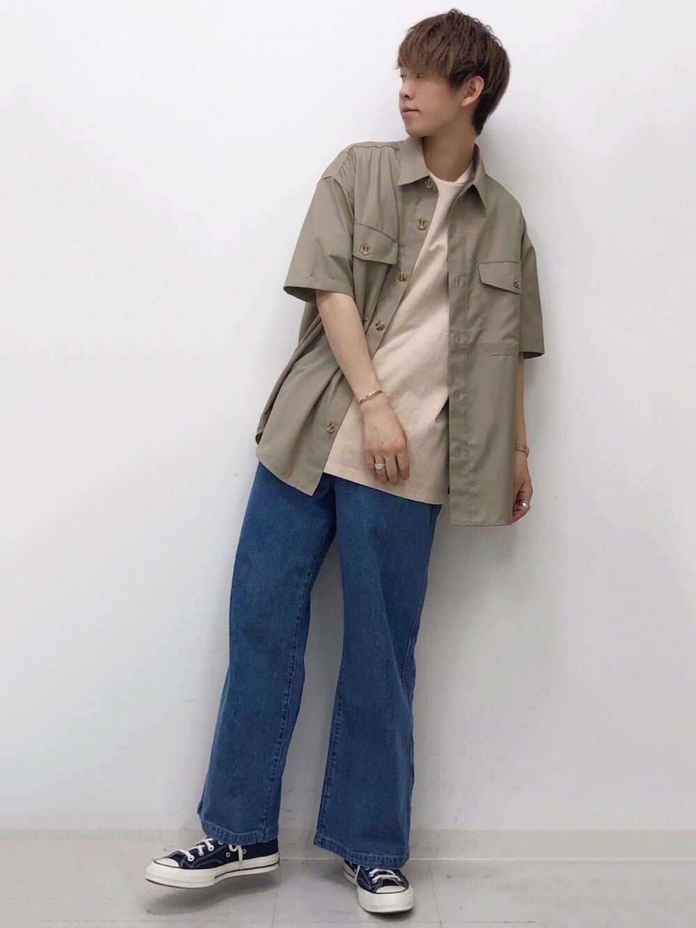 ベージュ系のシャツ/ブラウス、ベージュ系のTシャツ/カットソー、ブルー系のその他パンツを着用したメンズの夏コーディネートの1枚目の写真