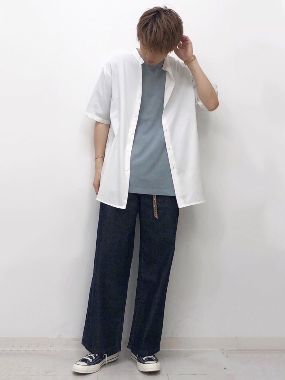 ホワイト系のシャツ/ブラウス、ブルー系のTシャツ/カットソー、ブルー系のその他パンツを着用したメンズの夏コーディネートの1枚目の写真