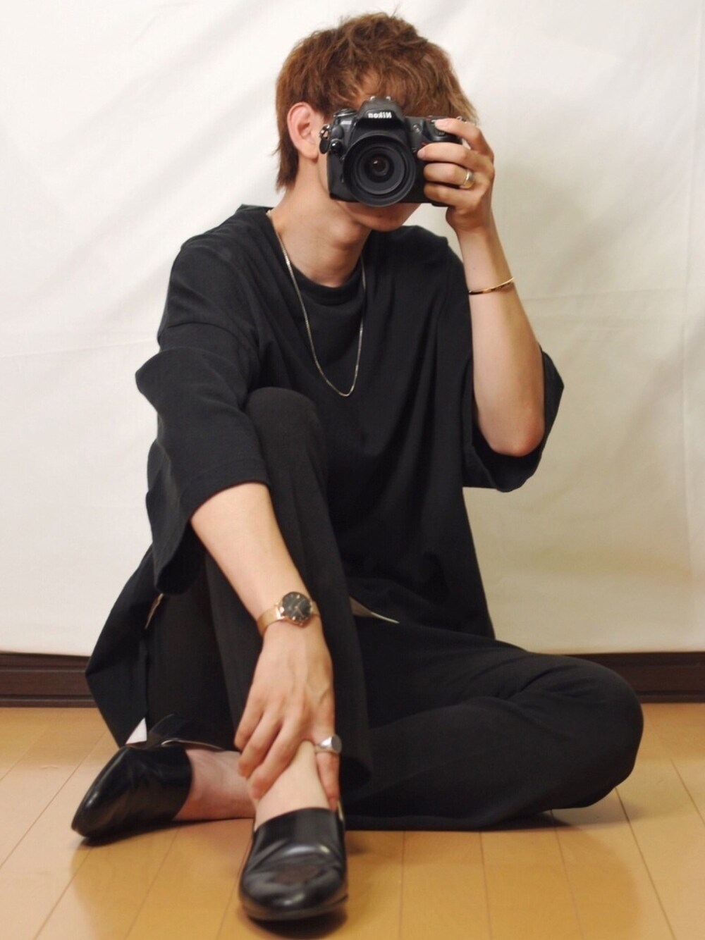 ブラック系のTシャツ/カットソー、ホワイト系のタンクトップ、ブラック系のその他パンツを着用したメンズの夏コーディネートの1枚目の写真