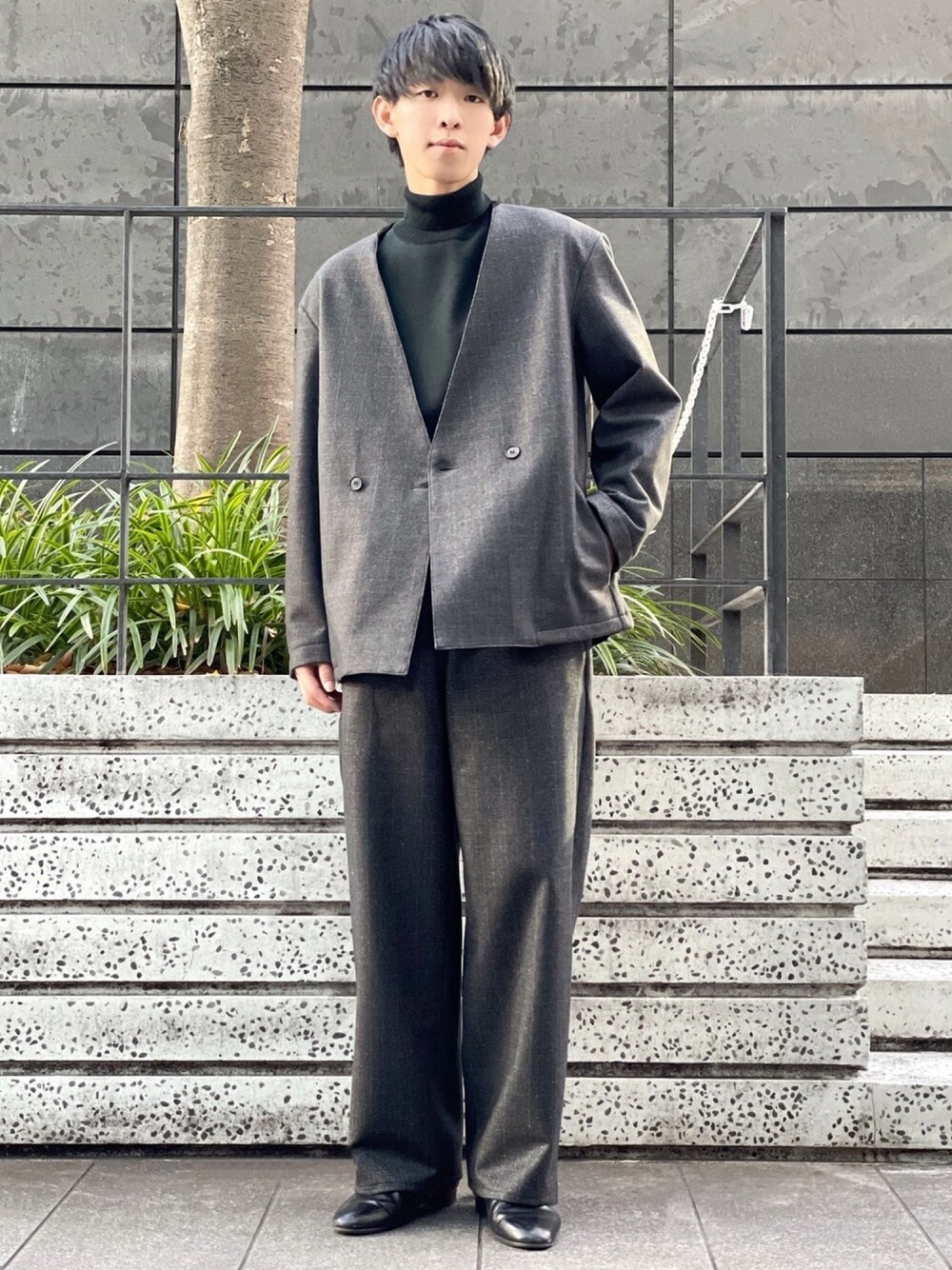「年末WEAR感謝祭、シンプルコーデ、冬コーデ、ニット、低身長コーデ、休日コーデ、タートルネック、スラックス、セットアップ、チェック」｜「UNITED TOKYOの【2.4】カラーレスジャケット/セットアップ/吸水発熱（ノーカラージャケット、グレー系）」を使った、たいち / モテ男製造機 さん（メンズ・170cm）の冬コーディネートの1枚目の写真
