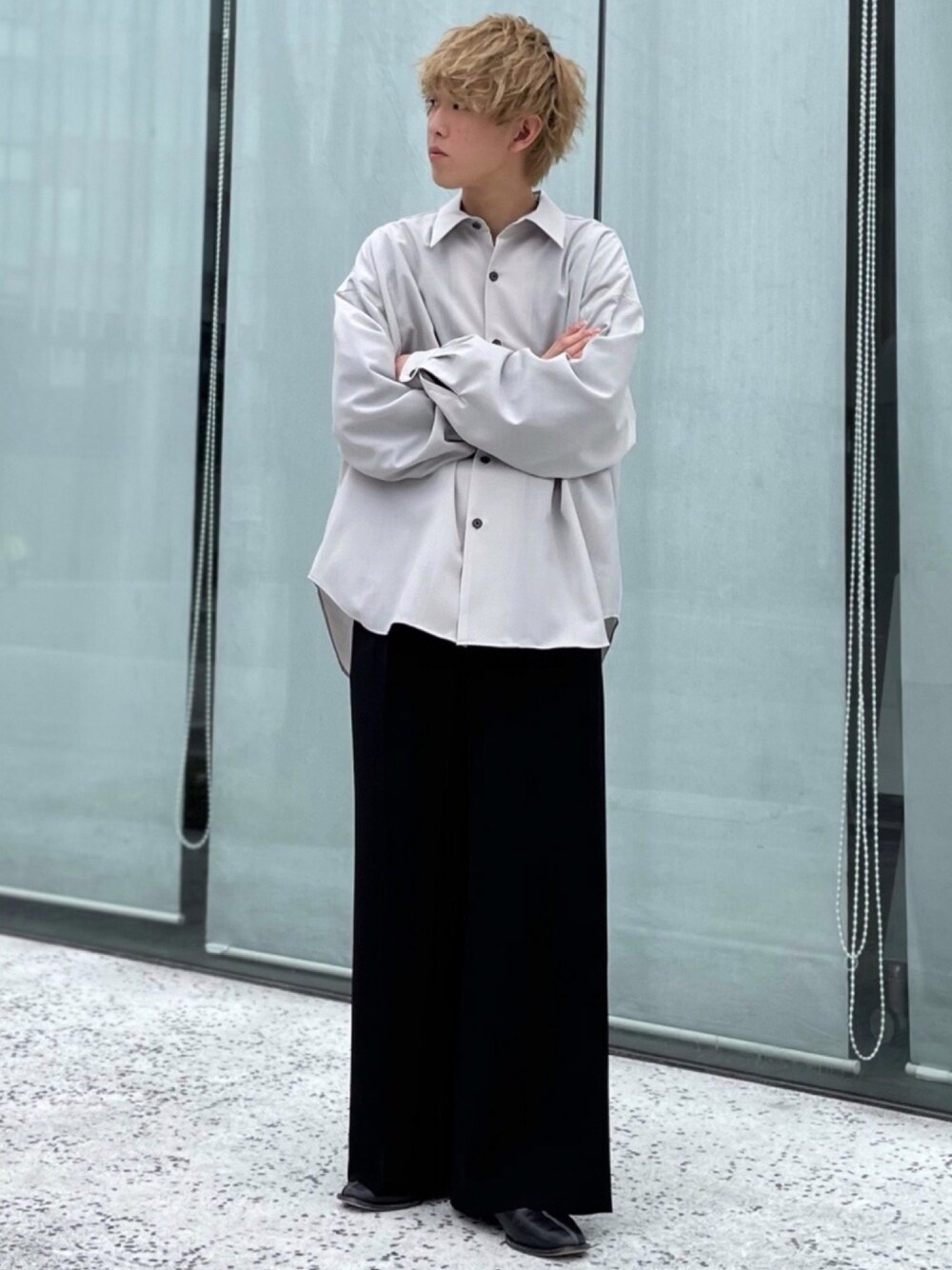 「春めきシューズ、ラフ、はるコーデ、モノトーンコーデ、シンプルコーデ、シャツスタイル、スラックス、ブラック、きれいめカジュアル、シンプルスタイル」｜「UNITED TOKYOのウールボリュームスリーブシャツ（シャツ/ブラウス、グレー系）」を使った、たいち / モテ男製造機 さん（メンズ・170cm）の春コーディネートの1枚目の写真