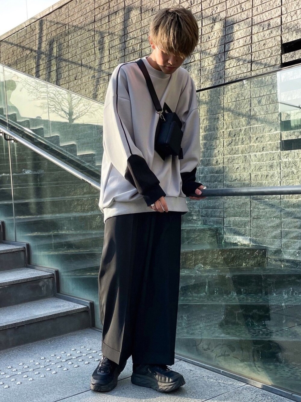 「シンプル、フレアパンツ、厚底シューズ、モノトーン、ゆるコーデ、休日スタイル、モード、スニーカー、きれいめカジュアル、サコッシュ」｜「UNITED TOKYOの【WEB限定】ダンボール切替オーバースウェット（スウェット、グレー系）」を使った、たいち / モテ男製造機 さん（メンズ・170cm）の春コーディネートの1枚目の写真