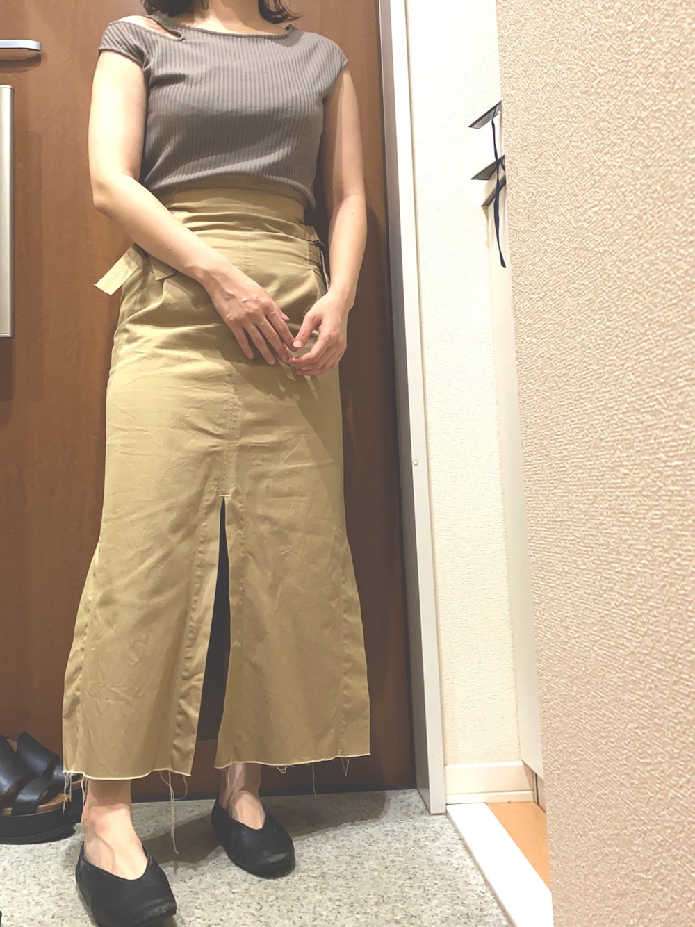 「タイトスカート、ロングスカート、スリット、黒パンプス」｜「mysticのデザインリブT（Tシャツ/カットソー、ブラウン系）」を使った、m.さん（レディース・161cm）の秋コーディネートの1枚目の写真