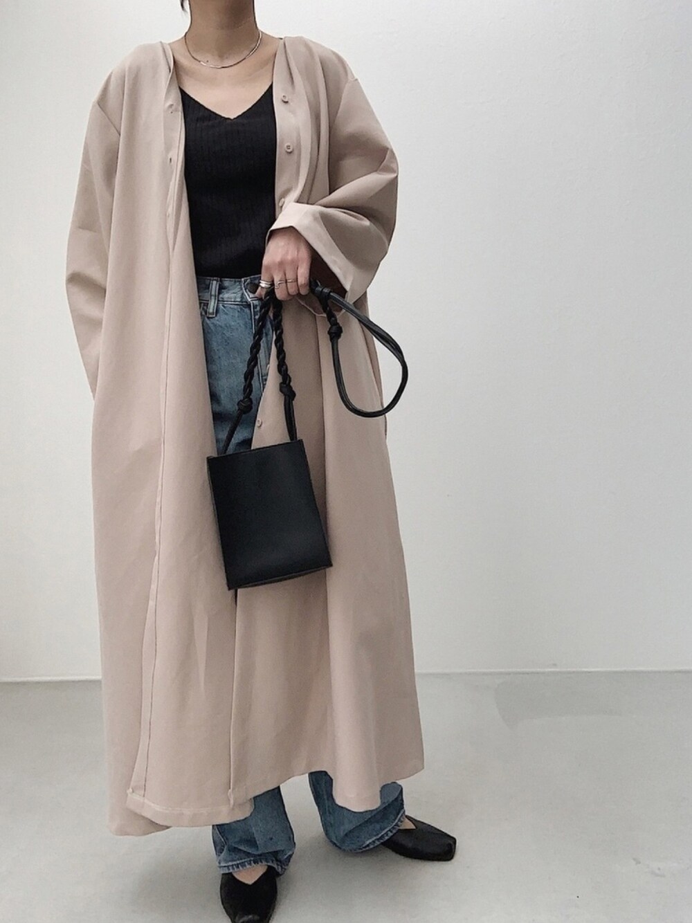 ブルー系のデニムパンツ、ホワイト系のショルダーバッグ、ブラック系のバレエシューズを着用したレディースの春コーディネートの1枚目の写真