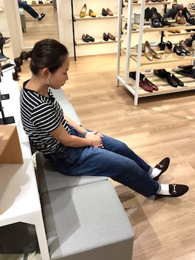 「UNIQLO（ユニクロ）のハイライズワイドストレートジーンズ（デニムパンツ）」を使った、ORientalTRaffic高田馬場さん（レディース・163cm）の秋コーディネート