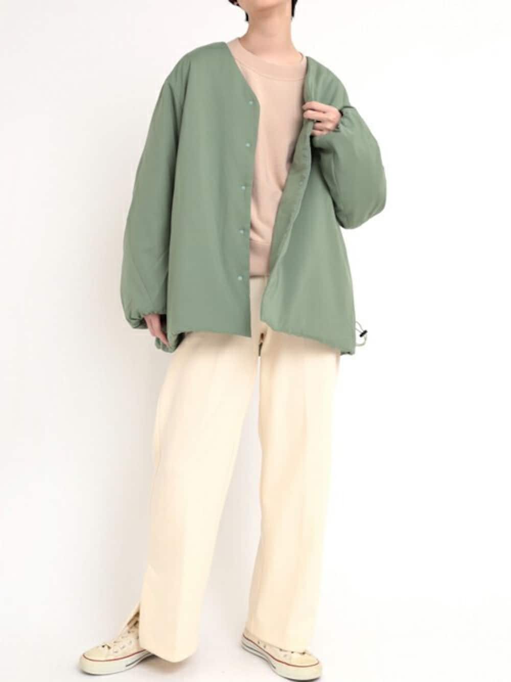 「ジャケット、シンプル、グリーン、大人コーデ、白パンツ、きれい目カジュアル、グリーン×ホワイト、ボリューム袖、秋トレンド2021」｜「AuditionのJ2005 ecoパッファージャケット（ノーカラージャケット、グリーン系）」を使った、RNA MEDIA ZOZOTOWN STAFFさん（レディース・169cm）の秋コーディネートの1枚目の写真
