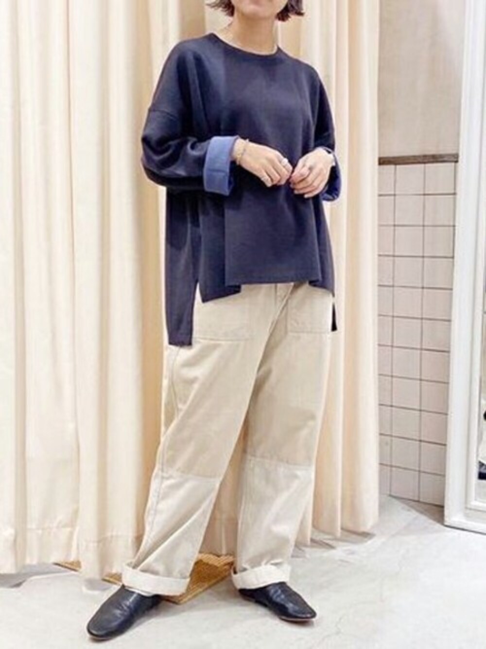 「パンツ、シンプル、ナチュラル、プルオーバー、フラットシューズ、シンプルコーデ、秋コーデ、おとなコーデ、秋トレンド2021」｜「RNA-NのK2556 接結オーバーサイズプルオーバー（ニット/セーター、ブラック系）」を使った、RNA MEDIA ZOZOTOWN STAFFさん（レディース・161cm）の秋コーディネートの1枚目の写真