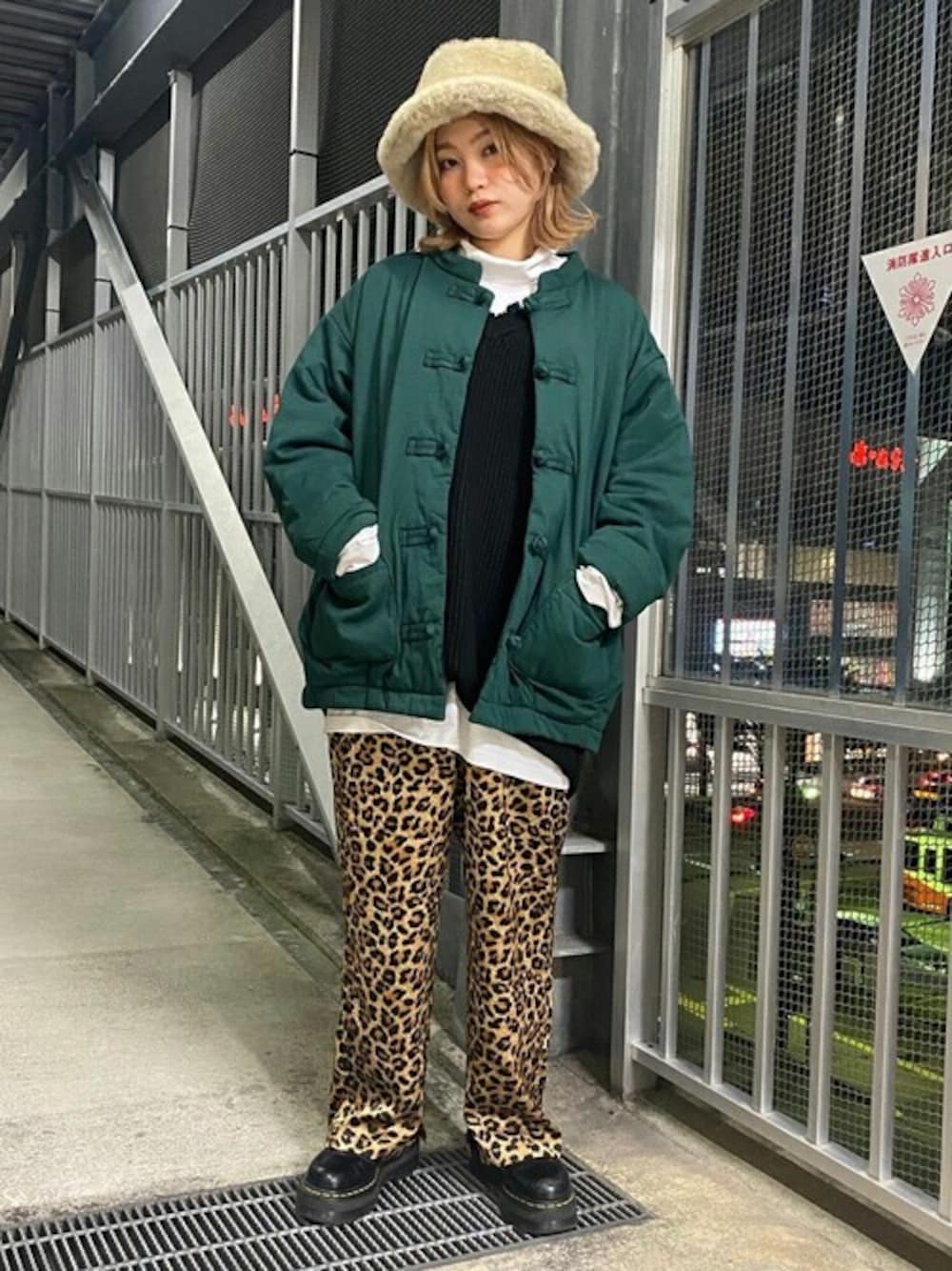 「テーパードパンツ、ジャケット、カジュアル、レオパード、グリーン、ストリート、レイヤードスタイル、ファー小物、秋冬コーデ、カンフージャケット」｜「RNAのJ1991 パディングカンフーライトジャケット（ブルゾン、グリーン系）」を使った、RNA MEDIA ZOZOTOWN STAFFさん（レディース・153cm）の秋コーディネートの1枚目の写真
