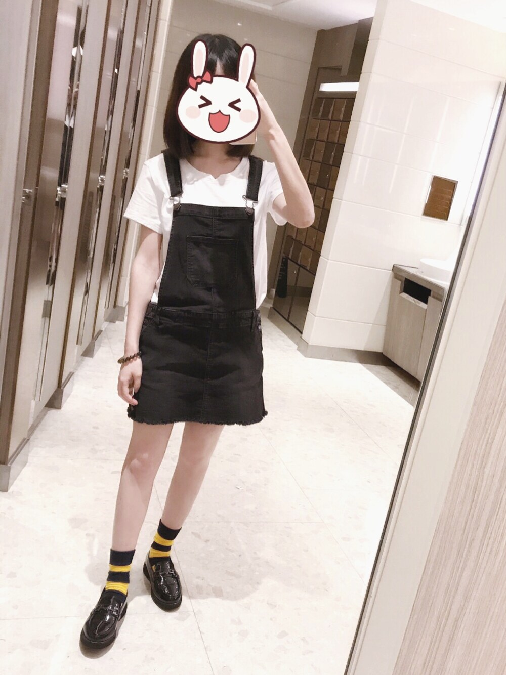 「yellow、Suspenders、short hair」｜「Hollisterのアイテム（ワンピース、ブラック系）」を使った、Ivy さん（レディース・155cm）の夏コーディネートの1枚目の写真