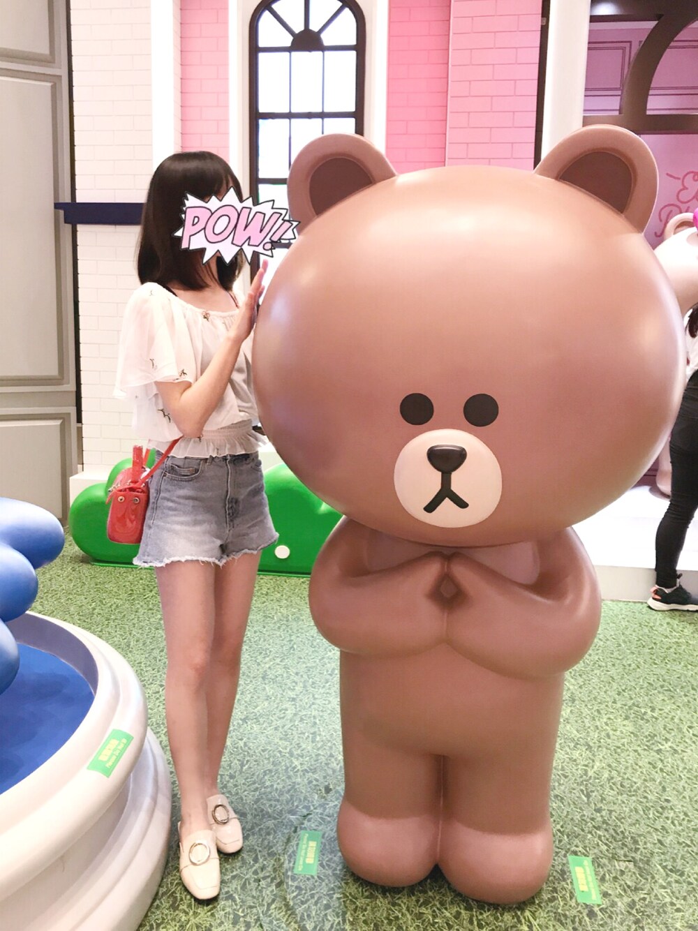 「LINE FRIENDS」｜「Heatherのフラワーシシュウブラウス　760049（シャツ/ブラウス、ホワイト系）」を使った、Ivy さん（レディース・155cm）の夏コーディネートの1枚目の写真