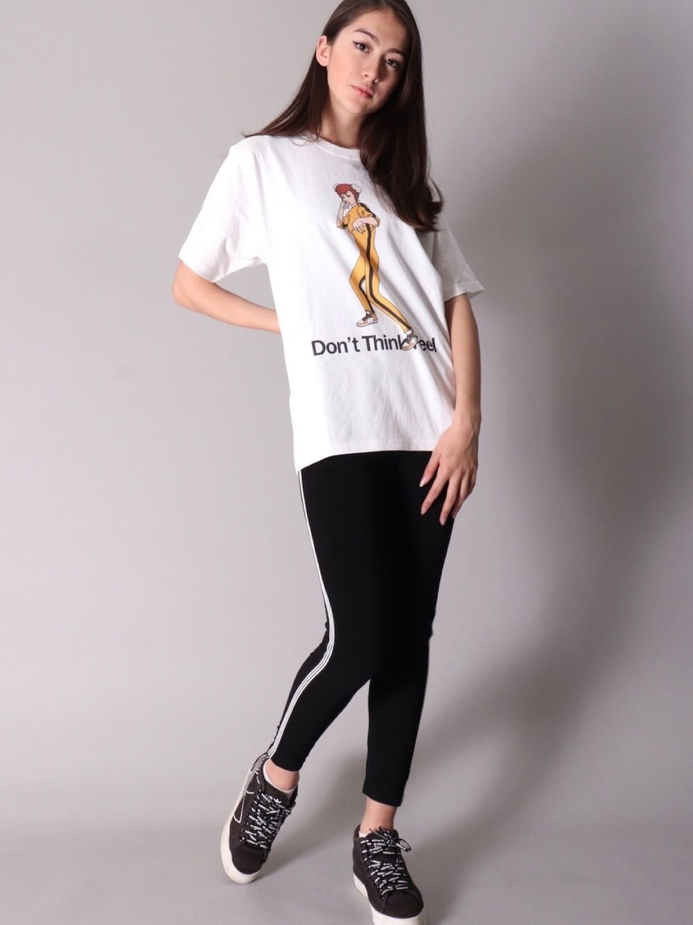 ホワイト系のTシャツ/カットソー、ブラック系のスニーカー、ブラック系のレギンス/スパッツを着用したメンズの春コーディネートの1枚目の写真