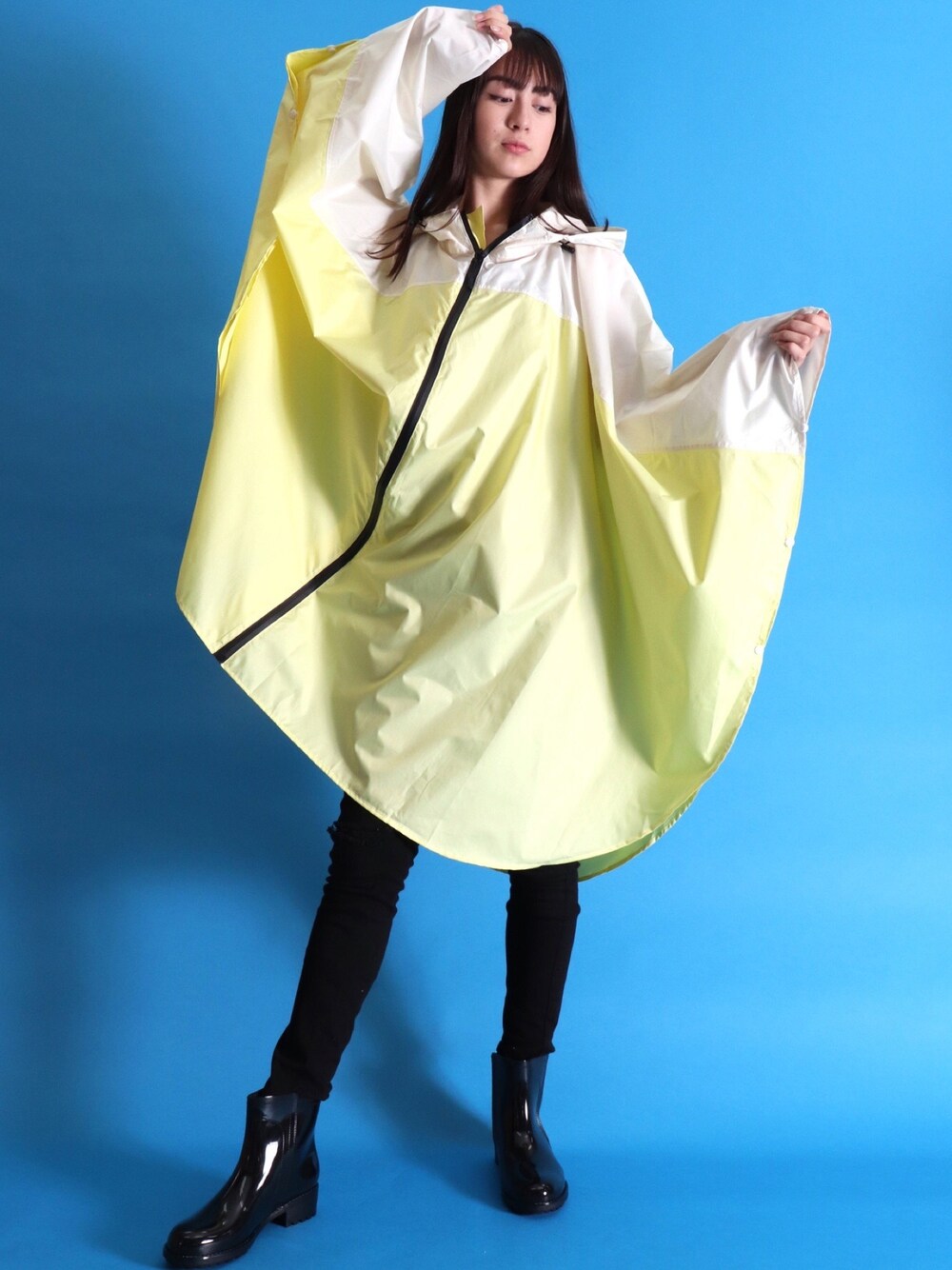 「ootd、今日のコーデ、おしゃれさんと繋がりたい、雨の日コーデ、ポンチョ、レインブーツ、梅雨、バイカラー、レインコート、プチプラコーデ」｜「BAYBLOの2トーンナイロン撥水ポケッタブルレインポンチョ(RMS)（レインコート/ポンチョ、イエロー系）」を使った、【BAYBLO】Officialさん（レディース・170cm）の夏コーディネートの1枚目の写真
