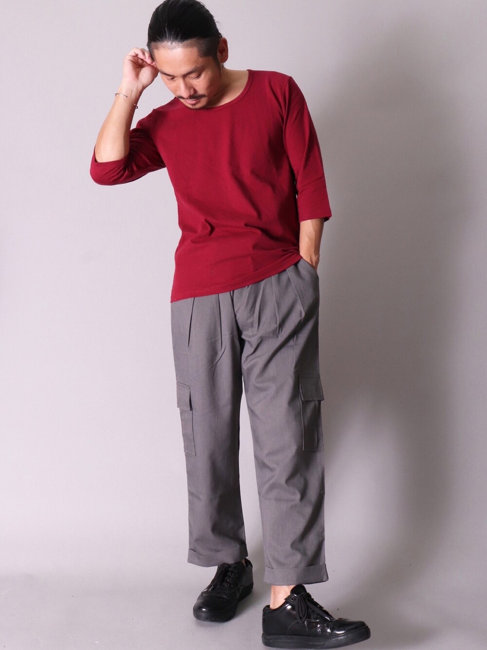 「カーゴパンツ、ootd、おしゃれさんと繋がりたい、今日のコーデ、ワイドパンツ、シンプルコーデ、きれいめカジュアル、休日スタイル、キレイめ、夏だ！Tシャツ着よう！」｜「BAYBLOの【ユニセックス】優しい肌触りハーフスリーブベーシックTシャツ(RC)（Tシャツ/カットソー、レッド系）」を使った、【BAYBLO】Officialさん（メンズ・170cm）の夏コーディネートの1枚目の写真
