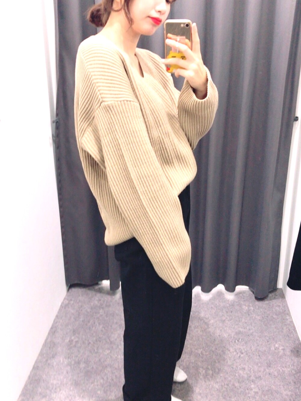 「ニット、セーター、パンツスタイル、Vネック」｜「ZEMMAWORLDのアイテム（ニット/セーター、ベージュ系）」を使った、maiさん（レディース・158cm）の冬コーディネートの1枚目の写真