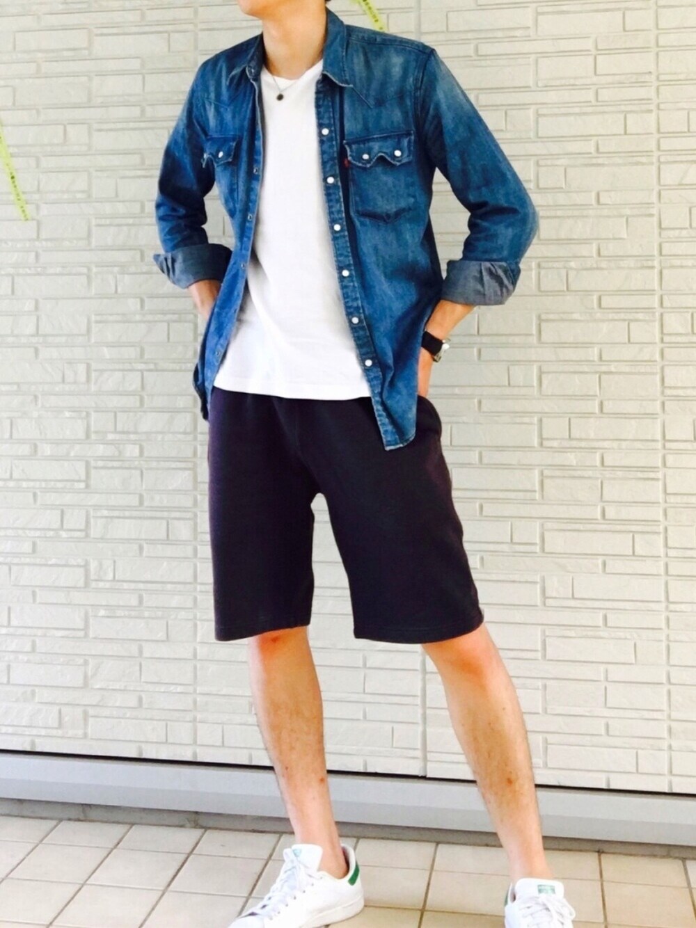 ホワイト系のスニーカー、ブルー系のその他パンツ、ホワイト系のTシャツ/カットソーを着用したメンズの夏コーディネートの1枚目の写真