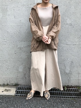 「パイソン柄」｜「アイテム（マウンテンパーカー）」を使った、アヤカさん（レディース・159cm）の春コーディネート