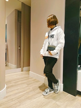 「ロゴパーカー」｜「アイテム（財布/小物）」を使った、AKINAさん（レディース・154cm）の夏コーディネート