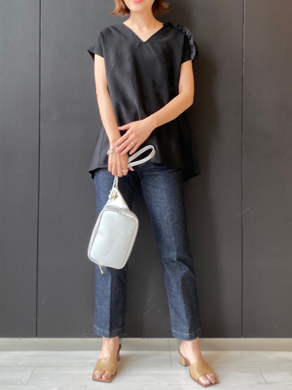 「シンプルコーデ、パンツスタイル、おしゃれさんと繋がりたい、オトナカジュアル、夏コーデ、ママファッション、ボディバッグ、デニム、フリル、デニムコーデ」｜「BARNYARDSTORMのBARNYARDSTORM / フリルショルダーブラウス（シャツ/ブラウス、ブラック系）」を使った、bashiko_byさん（レディース・163cm）の夏コーディネートの1枚目の写真
