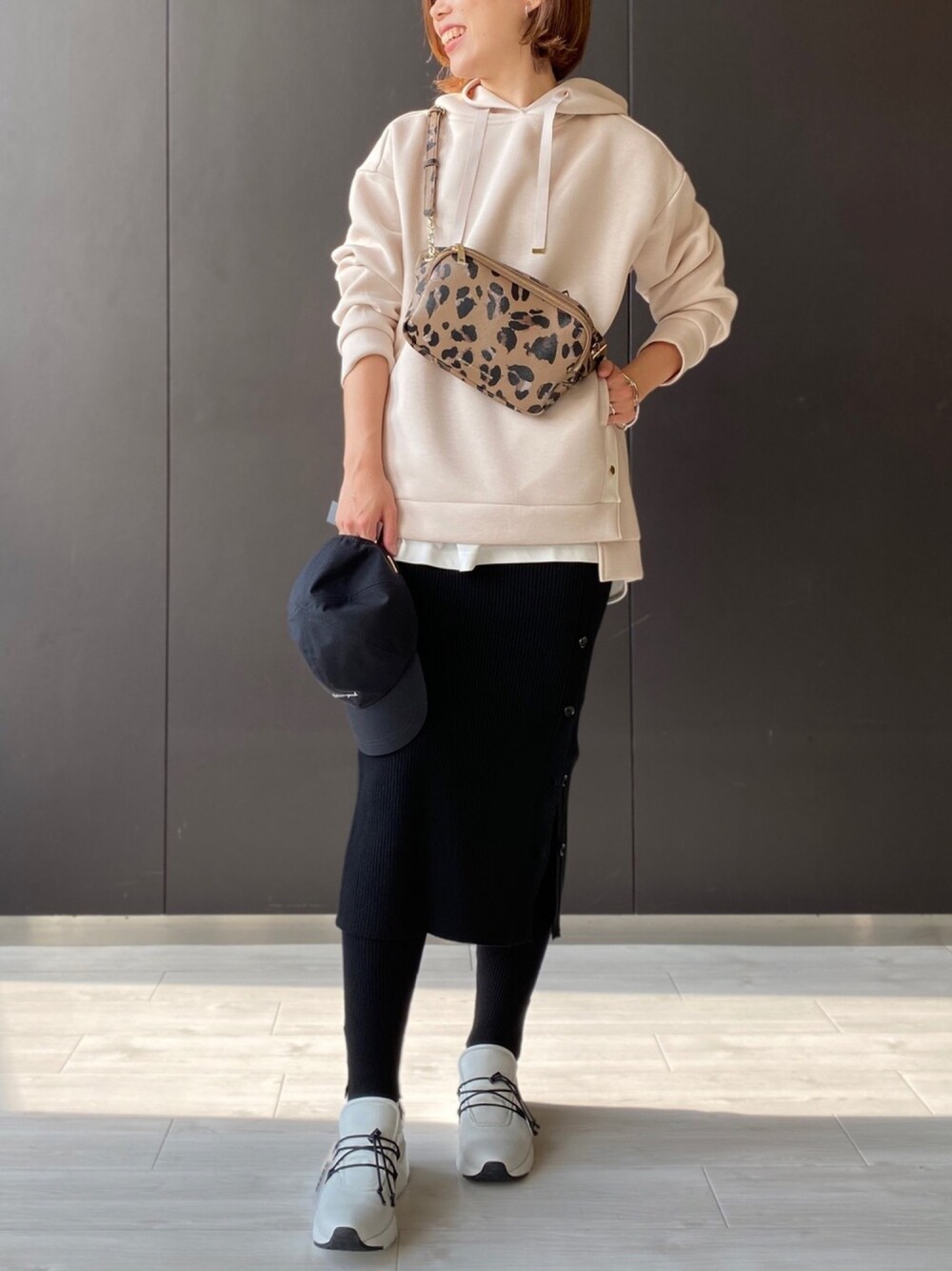 「シンプル、大人かわいい、休日スタイル、おしゃれさんと繋がりたい、秋コーデ、ママファッション、オトナカジュアル、リブスカート、パーカー、パーカーコーデ」｜「BARNYARDSTORMのBARNYARDSTORM / ダンボール切替パーカー（パーカー、ピンク系）」を使った、bashiko_byさん（レディース・163cm）の秋コーディネートの1枚目の写真