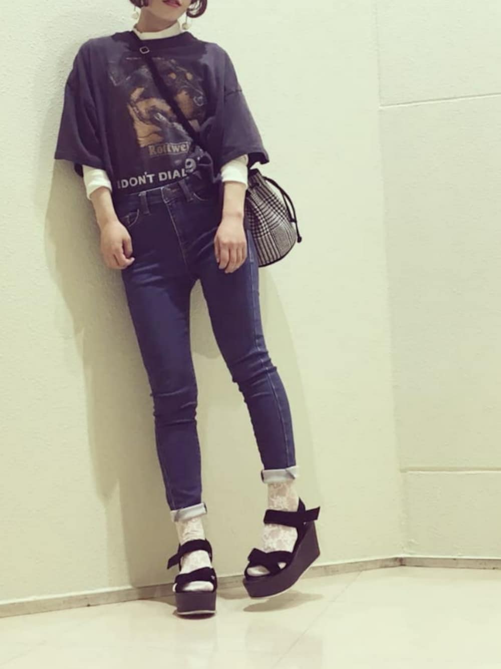 「楽チンコーデ、低身長コーデ、夏だ！Tシャツ着よう！、デニム、厚底サンダル、犬さんTシャツ、古着」｜「古着のアイテム（Tシャツ/カットソー、ブラック系）」を使った、うーさん（レディース・145cm）の夏コーディネートの1枚目の写真