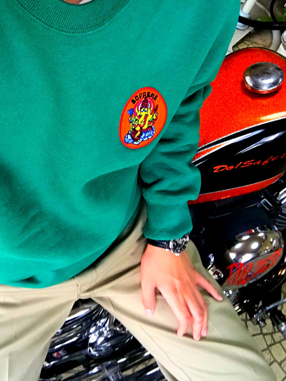 「supreme、ディッキーズ(Dickies)、874、カジュアルコーデ、お洒落さんとつながりたい、バイク、ドラッグスター」｜「Supreme のアイテム（ニット/セーター、グリーン系）」を使った、りょうさん（メンズ・179cm）の春コーディネートの1枚目の写真